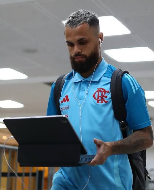 venecasagrande's tweet photo. Apuramos os motivos que fazem o Flamengo não ter liberado Michael ao Santos mesmo sendo um atacante com alto custo mensal (cerca de R$ 1,5 milhão) e pouco utilizado. Só clicar para entender a negociação >>>>> https://t.co/pBieoIJ5ZA

Foto: Adriano Fontes e Gilvan de Souza / Flamengo