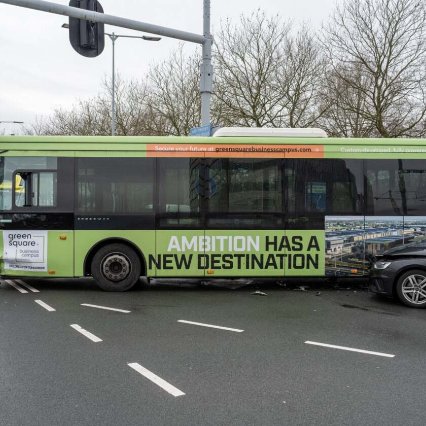Flinke aanrijding tussen lijnbus en personenauto op kruising