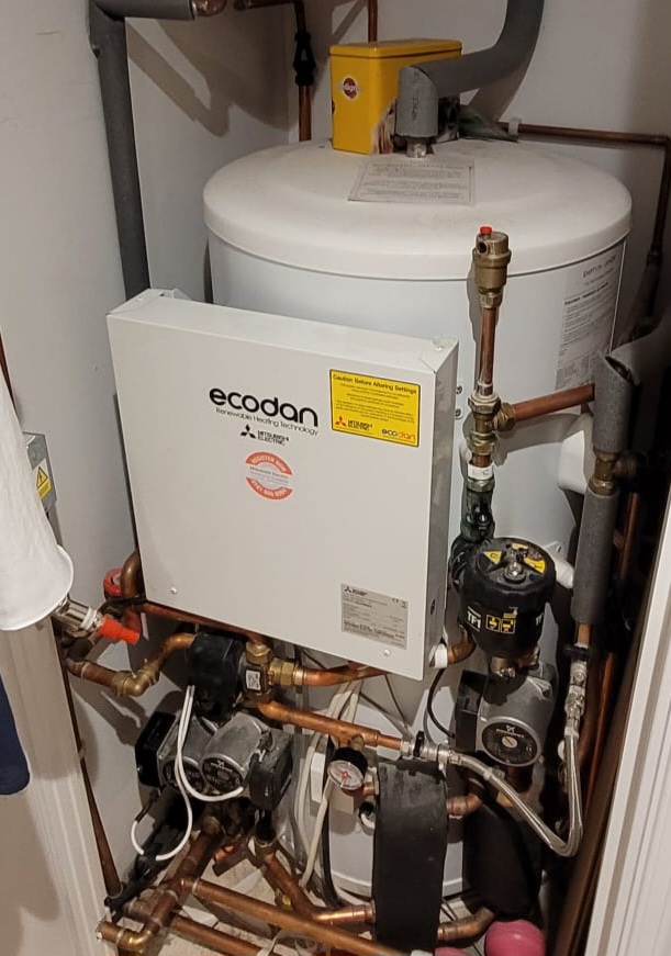 GreenwireSolar's tweet photo. We helped a new customer with a 9-year-old Ecodan heat pump🔧 after another company couldn’t help her. We restored her heating —and as 'it's never worked properly', set up a plan going forward. ✅ No more cold nights! ☀️⚡ https://t.co/KrCS3VunEx