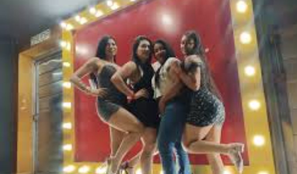 A la izquierda las traviesas para las que pagamos impuestos. A la derecha las traviesas en las que se los han gastado.