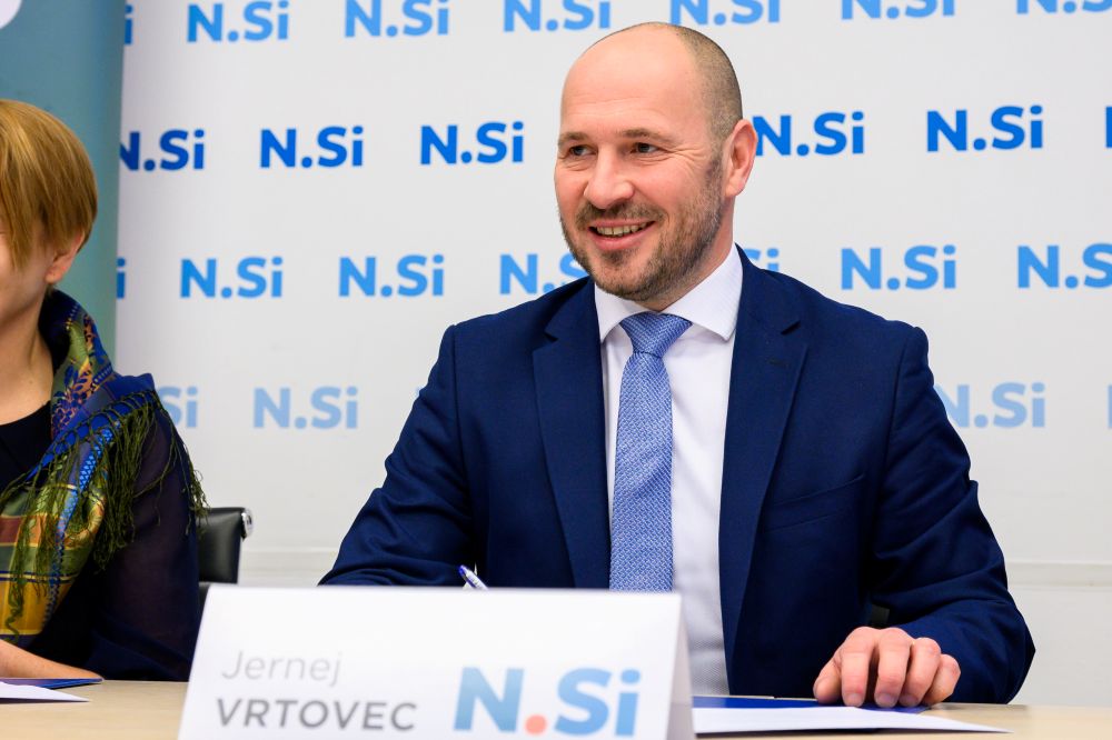 NSi, SLS in Fokus skupaj na volitve

🗣️<a href="/JernejVrtovec/">Jernej Vrtovec</a> ob podpisu sporazuma: Skupna lista NSi, SLS in Fokus je glas za stabilnost, razvoj in prihodnost brez eksperimentiranja. Je glas za razumne davke, učinkovito zdravstvo, večjo varnost in dostopna stanovanja. Predvsem pa je to