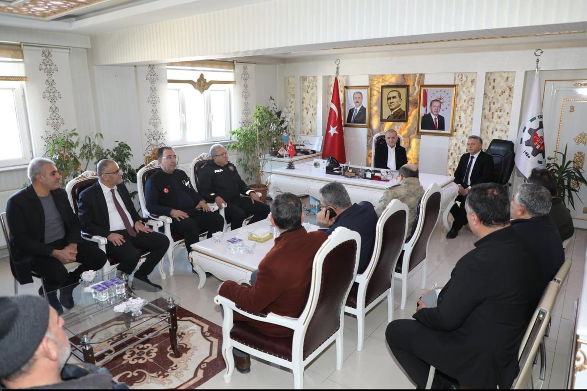 Elazığ Valimiz Sayın Numan Hatipoğlu ve beraberindeki heyeti belediyemizde ağırladık.
Beldemizde yürütülen ve planlanan projeler üzerine istişarelerde bulunduk.
Nazik ziyaretleri ve destekleri için teşekkür ediyorum.