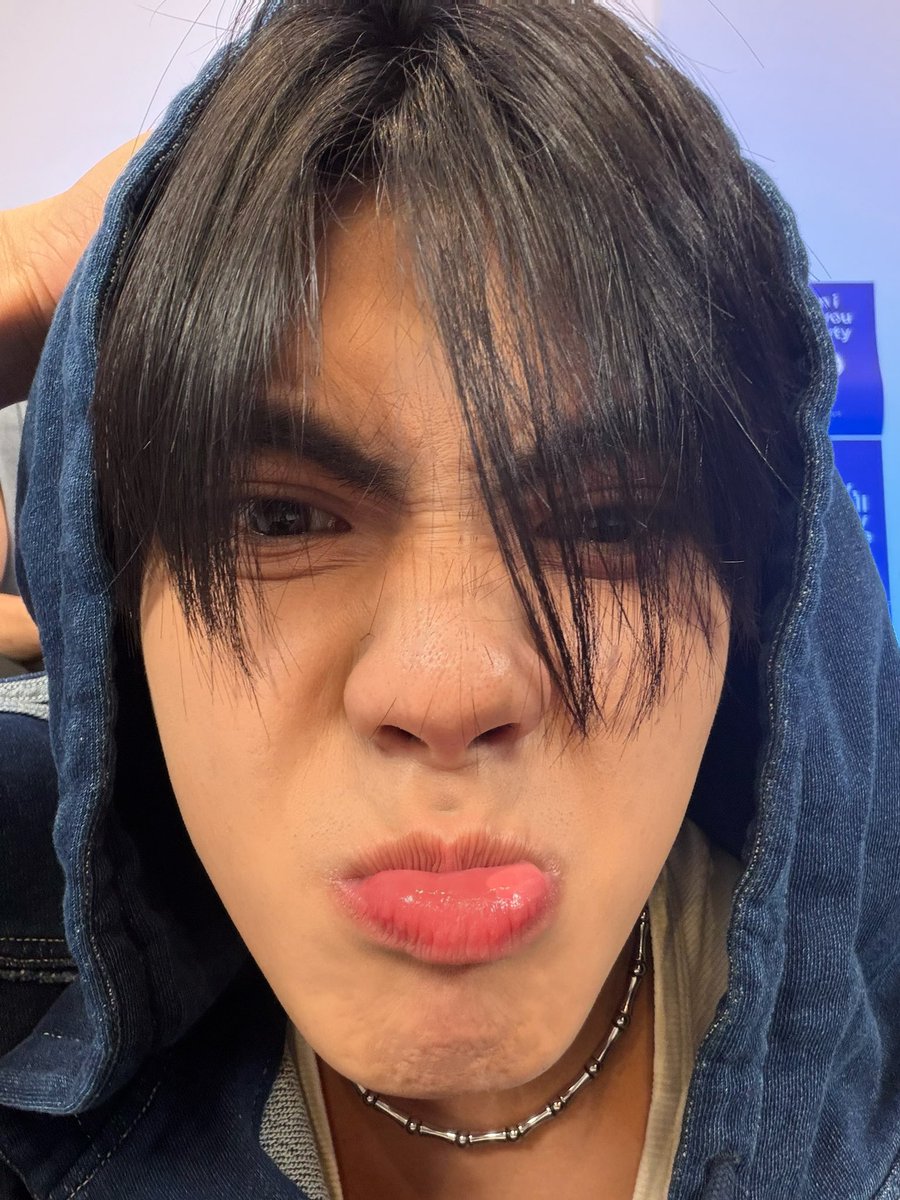 PEEMWASU_'s tweet image. ไอเจ้บไม่ไหวก็เพราะยู

 #BUS_SoBlue_MV