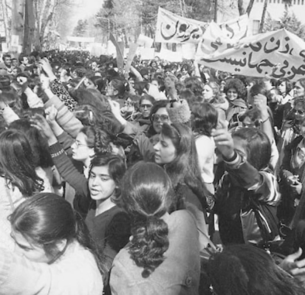 Todos los que ven en la foto, eran estudiantes marxistas de Teherán en la época de la revolución en la que fueron unidos con los islamistas, todos luego a fueron asesinados por estos últimos, no importa lo que te diga la izquierda radical o los woikistas de occidente, nunca el