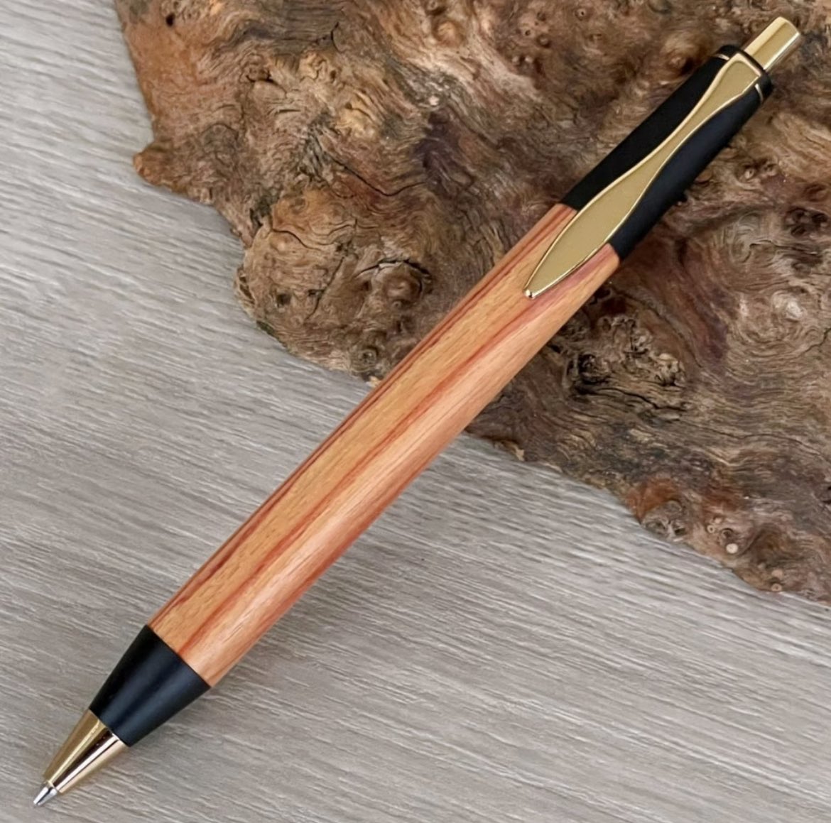 商品紹介です
チューリップウッド (Tulipwood) / 2つの内部機構を持つ新感覚の木軸ペン SINPEN  509151

是非ご覧ください😊

mukuya.stores.jp/items/68c7ab4b…

#MUKU屋 #木軸ペン #チューリップウッド #木軸シャープペンシル #木軸ボールペン