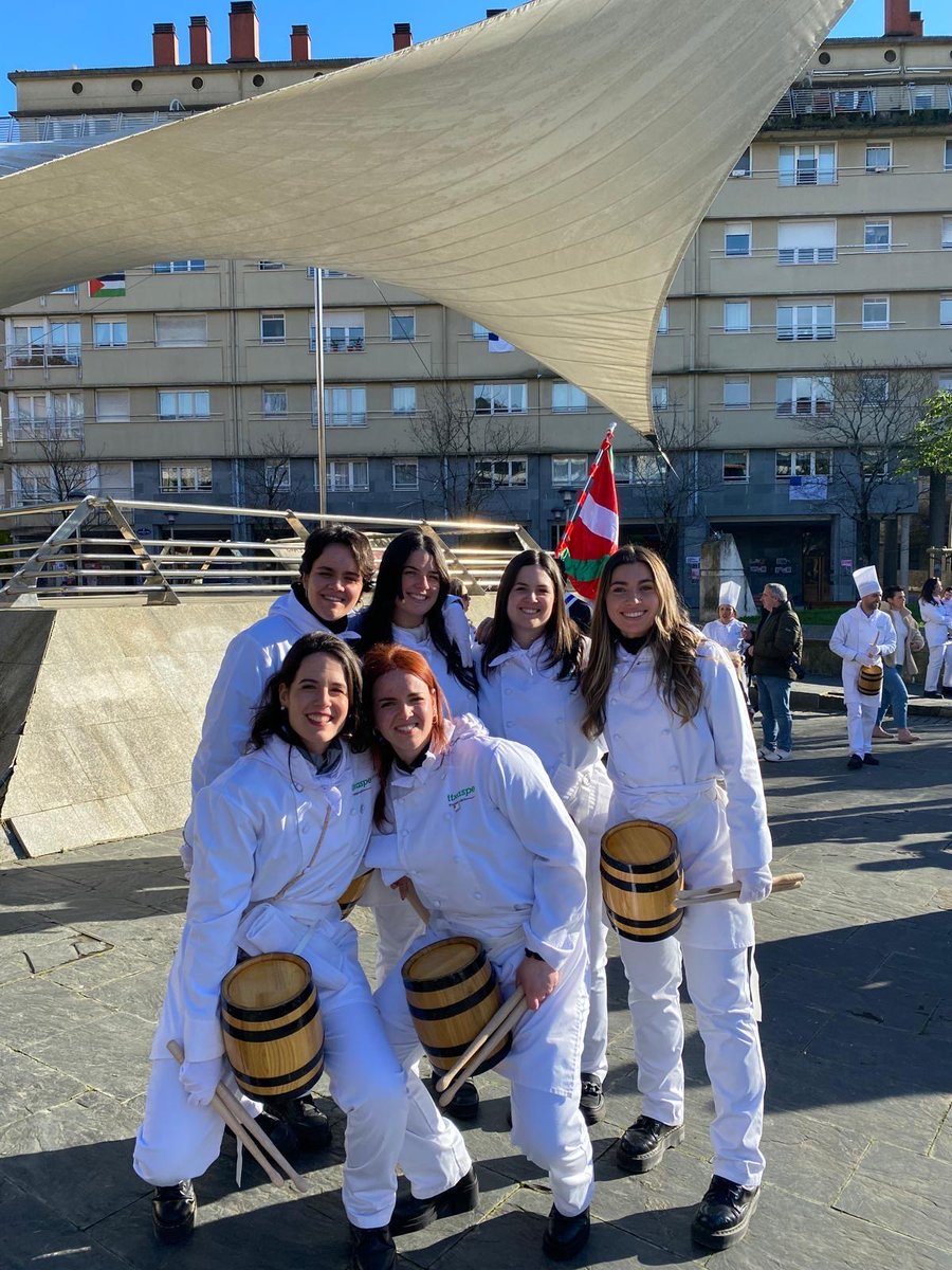 Aitana_Agirre's tweet photo. Bakarra munduan!
BETI ALAI!
💙🤍🥁
#Bagera #Danborrada #Tamborrada #Donostia #SanSebastián https://t.co/xecHe488Tu