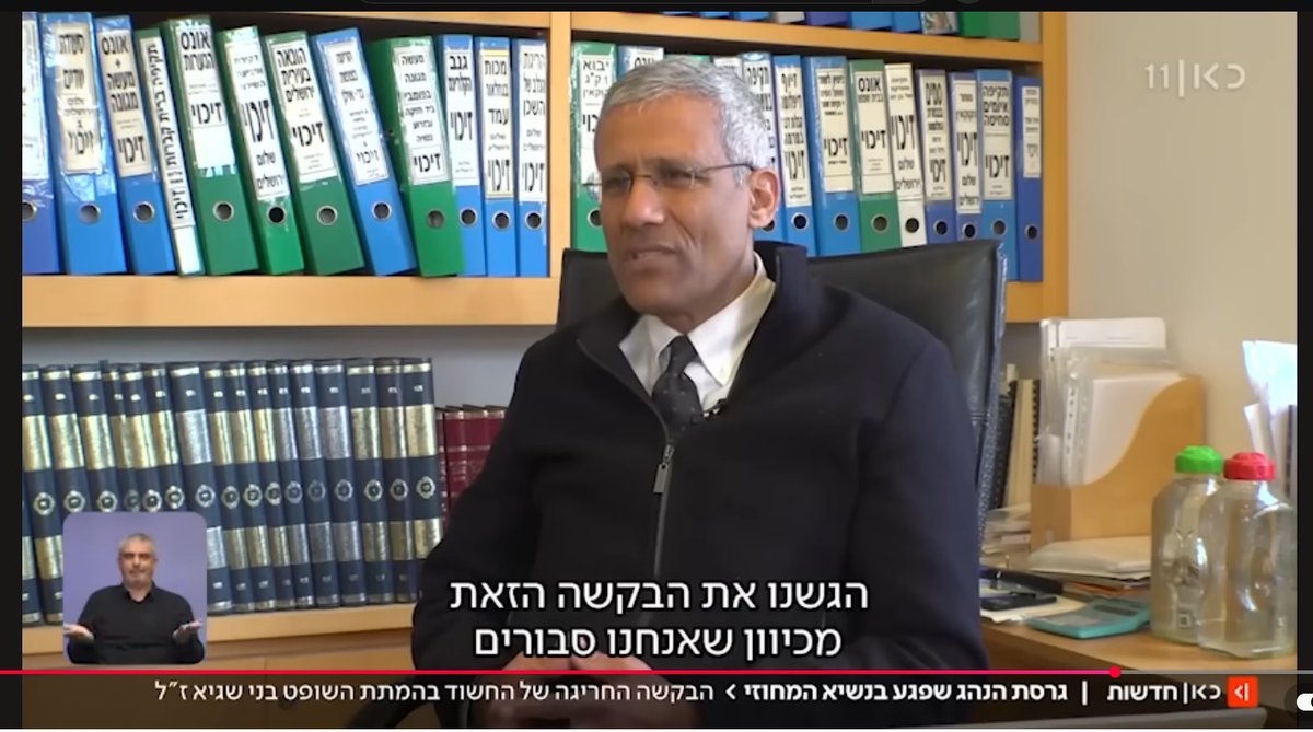 הערה למעצב התפאורה, אם כבר משקיעים בשמות הפרשיות על הקלסרים, כדאי להגדיל את הפונט.

מקבץ לא מייצג: הריגת הכלב של השכן, גנב הקלרינט, תקיפה בבית קברות, סעודת שדים, יבוא 1 ק"ג קוקאין, זיוף דיפלומה.