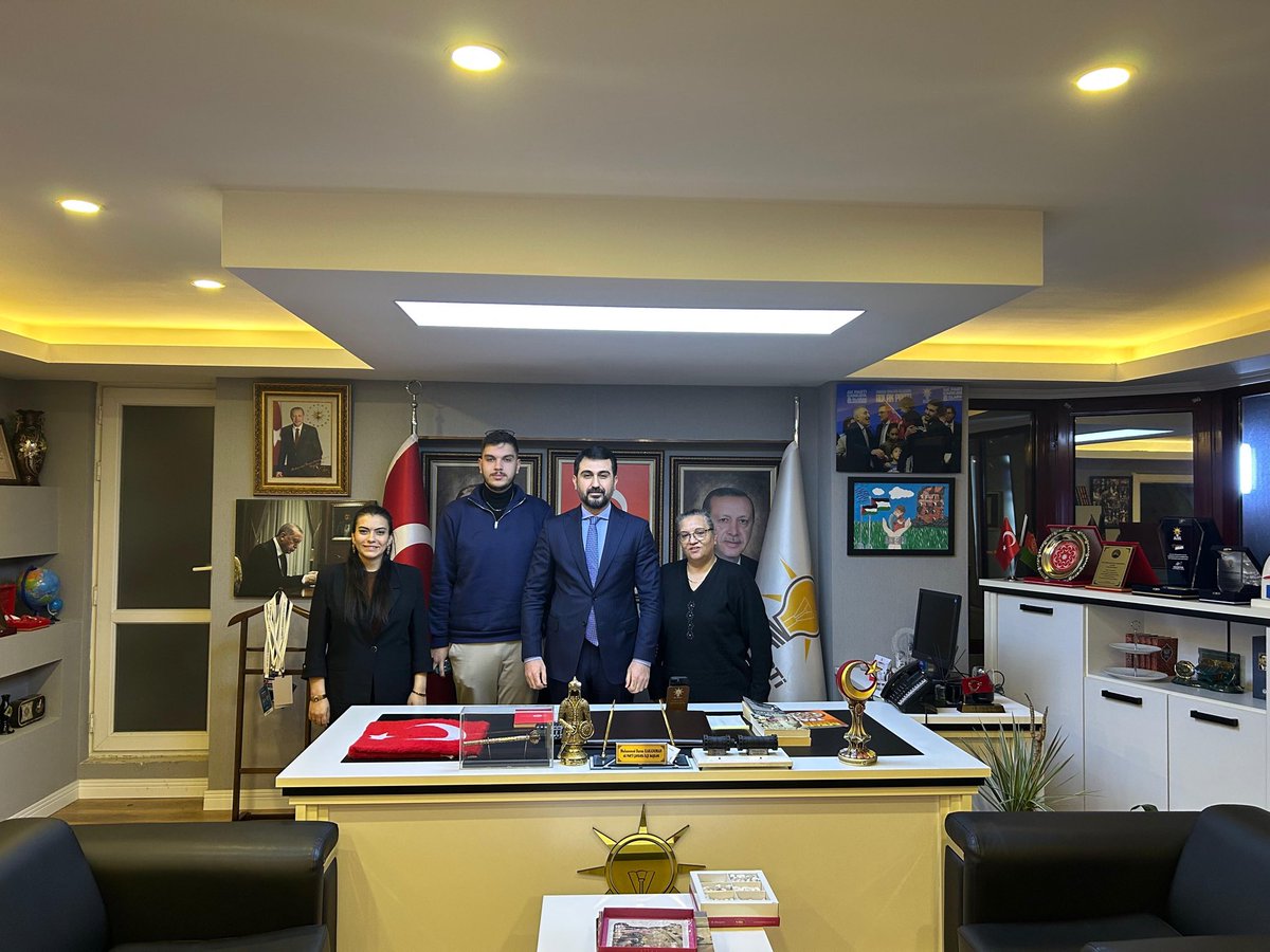 Acımız bir, yolumuz bir, gönlümüz bir...

Geçtiğimiz yıl ebediyete uğurladığımız Betül Önderoğlu kardeşimizin kıymetli ailesi ile İlçe Başkanımız Sn. <a href="/KaradumanBaran/">Muhammed Baran KARADUMAN</a> bir araya geldi.
Betül’ün gülen yüzünü ve davasına olan sadakatini asla unutmayacağız.

Mekanı cennet olsun .