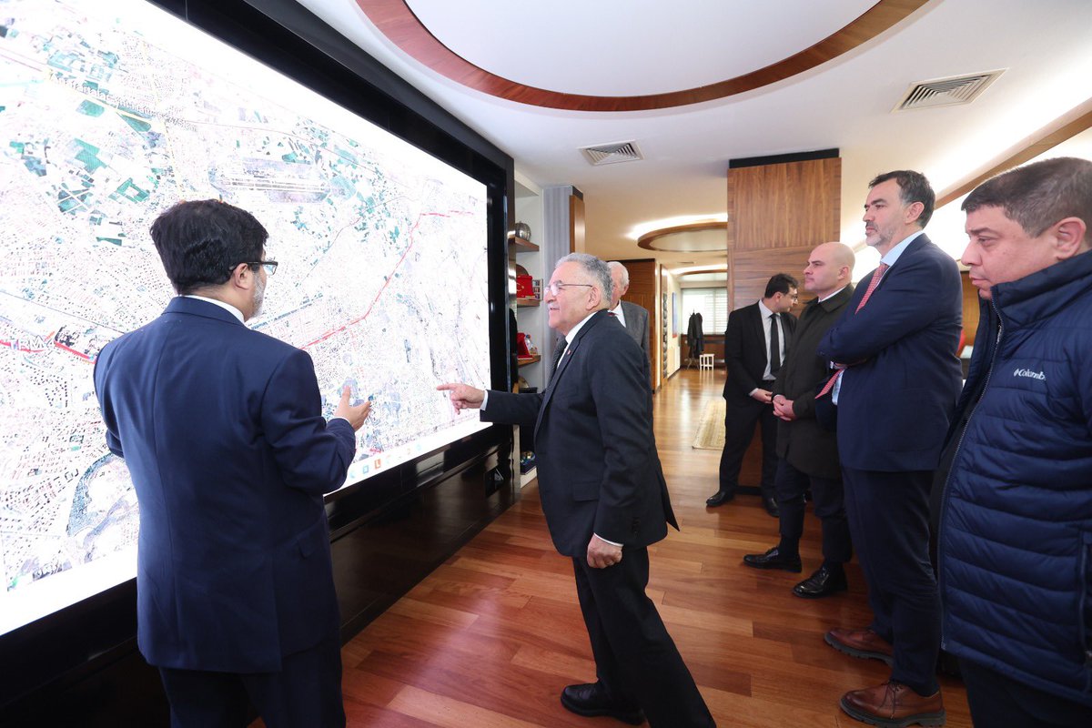 Ulaştırma ve Altyapı Bakanlığı Altyapı Yatırımları Genel Müdürü Sayın Dr. Yalçın Eyigün ve beraberindeki heyet ile şehrimizde hayata geçirilecek yeni raylı sistem hatlarına ilişkin son derece önemli ve verimli bir toplantı gerçekleştirdik.

Şehrimizin ulaşım geleceğine sundukları