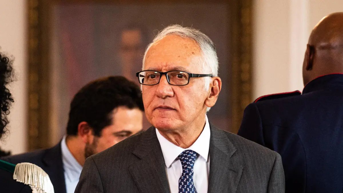 #EnVivo "Eso refleja la patanería, la insensibilidad y la baja condición humana del ministro Guillermo Alfonso Jaramillo. Un hospital sin recursos, trabajadores meses sin salario —incluso en diciembre—, algunos durmiendo en el hospital porque no tienen para el transporte, y el