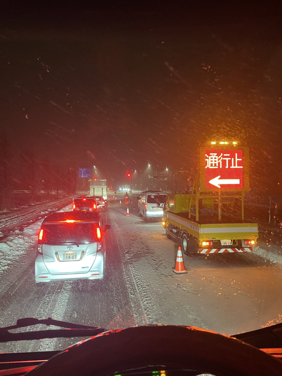 北陸通行止め
8号線も通行止め
三条市から富山方面止まってるので気をつけて。