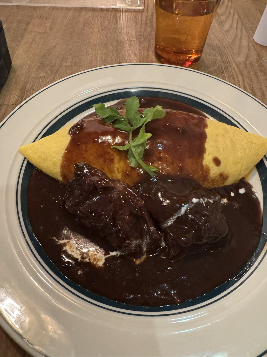 akenkoba's tweet photo. #pagot #三宮 オムライス 頬肉煮込みを堪能!🍳
頬肉はスプーンで簡単に切れるほど柔らかくてトロトロ。 ほんのり牛特有のクセ(臭み)も感じられますが、それがまた肉らしくて自分は割と好きでした!👍 卵の黄色とデミグラスソースのコントラストが最高の一皿です。
絶品ランク:★★★★☆ 4/5
#pagot #三宮ランチ #オムライス #牛頬肉 #デミグラスソース #絶品ランク #神戸グルメ #兵庫グルメ
