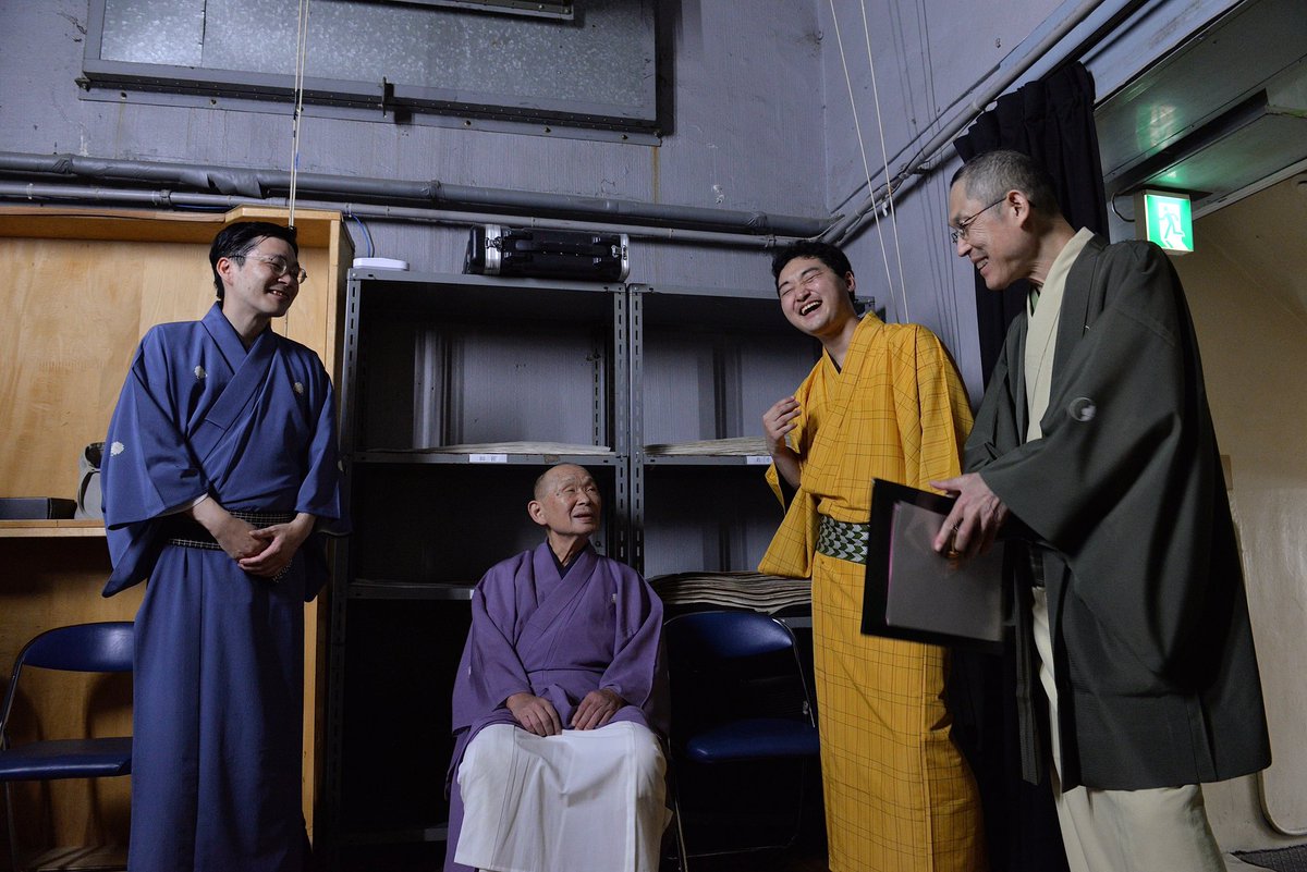 思い出してな話

正楽師匠、そっちに
二楽も行って二人で
お酒飲んでますか？

あれから2年
楽一兄さんと
二人で紙切り
頑張ってますよ！

師匠に言われた
「最初の頃、高座楽しいと
　　　　　　　大変だよぉ、」
って言葉
忘れてませんよ

なのでずっと高座
楽しんで演じます！

令和八年頑張るぞ！