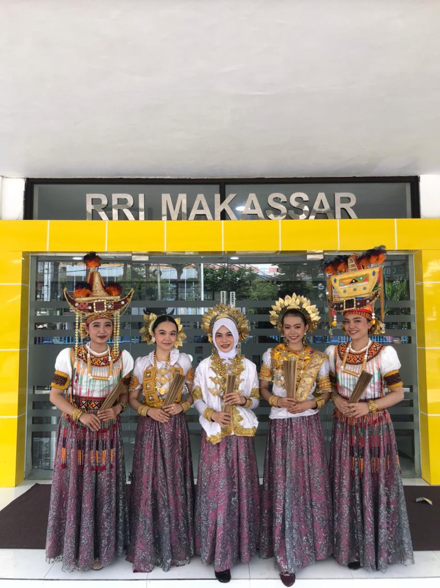 LenterAfbs's tweet photo. JOB ALERT

LenterA HMJ BAHASA INGGRIS FBS UNM kembali tampil membawakan “Tari Paduppa” di pembukaan dan “Tari 4 Etnis” di penutupan dalam acara STUVO di Auditorium RRI Makassar. 

#JobTari #LenterAwillnotmakeyoufamous https://t.co/2k8hvZmn87