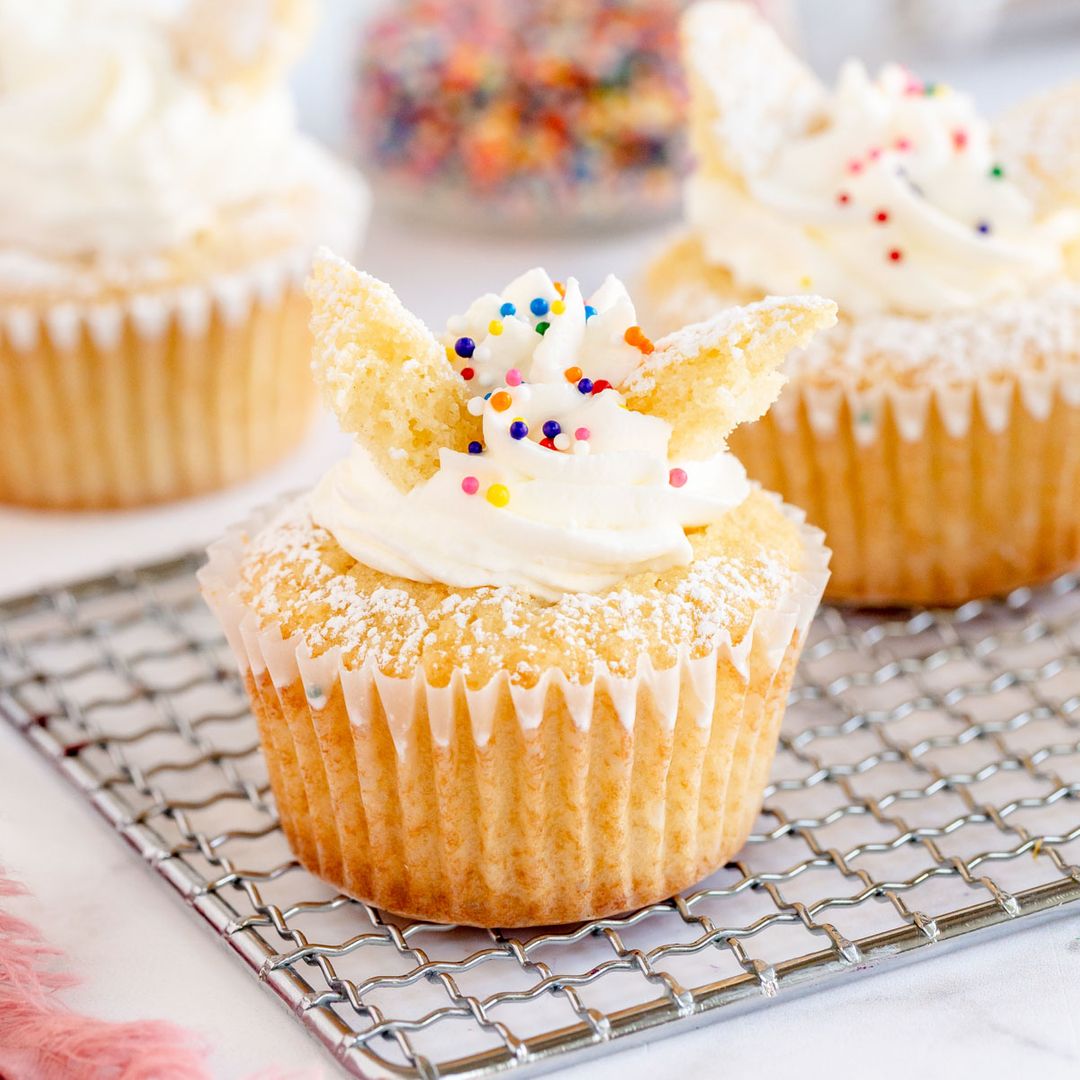 kyleecooks's tweet image. Make these Pretty Little Butterfly Cupcakes for a lovely mid-morning snack, or for a birthday party. Or a random Tuesday.  #cupcake #butterfly #party #recipe kyleecooks.com/pretty-little-…