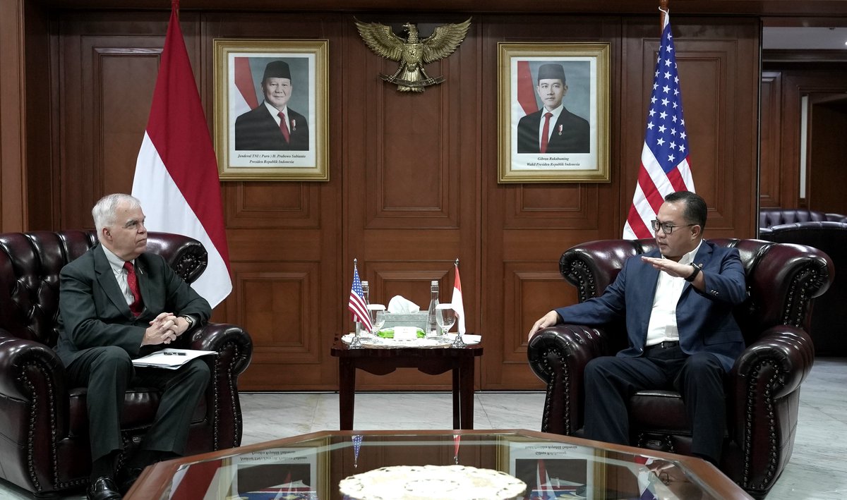 usembassyjkt's tweet photo. Chargé d’Affaires #KedubesAS, #PakPeter, bertemu dengan Kepala Badan Riset dan Inovasi Nasional (BRIN), Prof. Dr. Arif Satria, pada 20 Januari. Pertemuan ini membahas penguatan kerja sama riset serta peluang kolaborasi untuk mendorong inovasi dan kemajuan ilmu pengetahuan antara Amerika Serikat dan Indonesia.  

“Kami mengapresiasi kesempatan untuk bertemu dengan Prof. Arif guna membahas upaya mendorong inovasi dan memajukan kerja sama ilmiah antara Amerika Serikat dan Indonesia,” ujar #PakPeter.