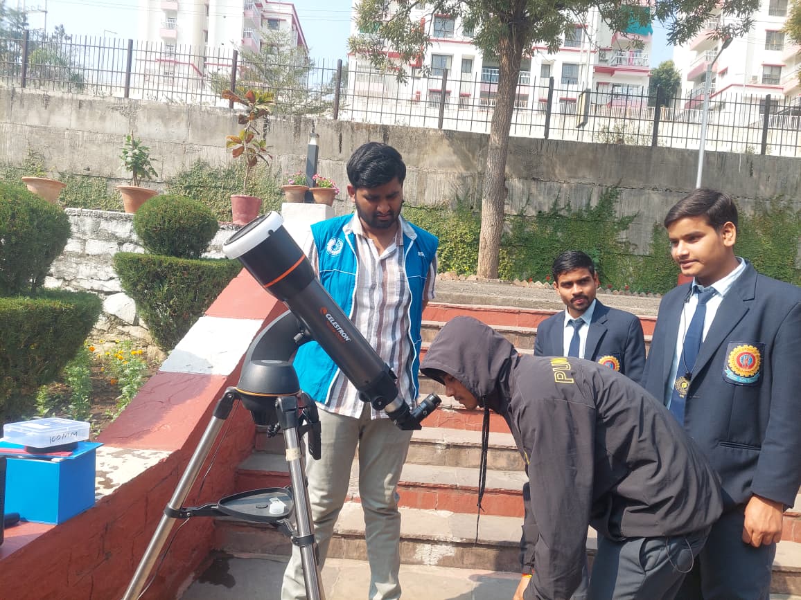 rscbhopal's tweet photo. सूर्य धब्बों का दूरबीन द्वारा सुरक्षित अवलोकन
दिनांक: 21/01/26
Safe telescopic observation of Sun spots
Date: 21/01/26

@MinOfCultureGoI 
@ncsmgoi 
@NSCMumbai 
@gssjodhpur 
@Rao_InderjitS 
@PIB_India 

#skyobservationprogram
#ExploreTheUniverse
#space
#mystery https://t.co/GjaE8MK4su