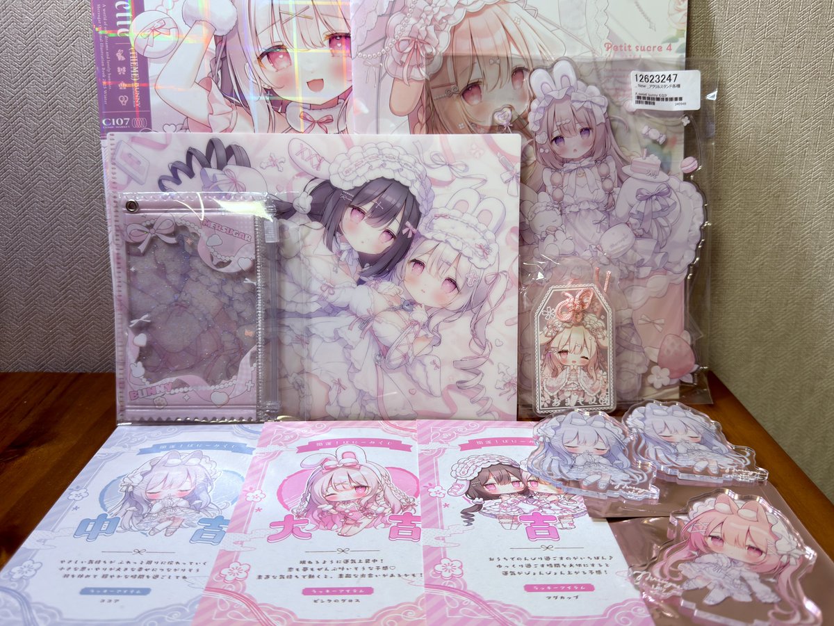 こみトレ戦利品 おもちもなか先生の新刊とアクスタです〜 かわいい