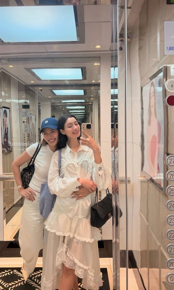 ควงสาวไม่ซ้ำหน้าเลยน๊าาาา

เอ๊ะ เกือบนึกว่าลูกชายละ ถ้าไม่เหลือบไปเห็นเล็บเจลกับรองเท้าปลายแหลม 😂

#จีน่าซาลาส #yeenasalas