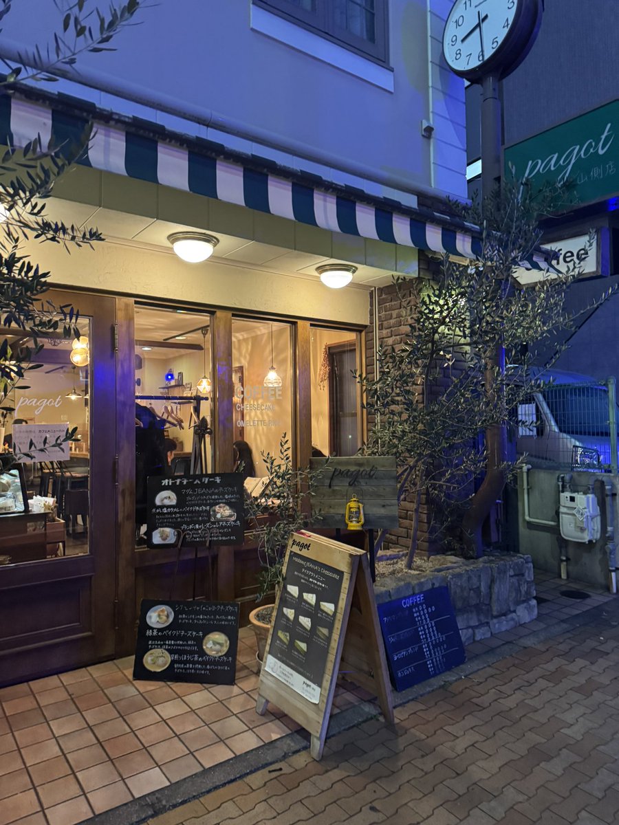 akenkoba's tweet photo. #pagot #三宮
ベイクドチーズケーキ & カプチーノジェラートを堪能!🍰
濃厚なチーズケーキにトロッとしたチョコが贅沢。
マカダミアナッツもアクセント🥜
セットのカプチーノジェラートが、甘さの中にほろ苦いアクセントを加えてくれて相性抜群です!👍 お店の雰囲気も素敵で、ゆったりとしたカフェタイムを楽しめました☕️
絶品ランク:★★★★☆ 4/5
#pagot #三宮カフェ #チーズケーキ #チョコがけ #カプチーノジェラート #絶品ランク #神戸カフェ #スイーツ巡り