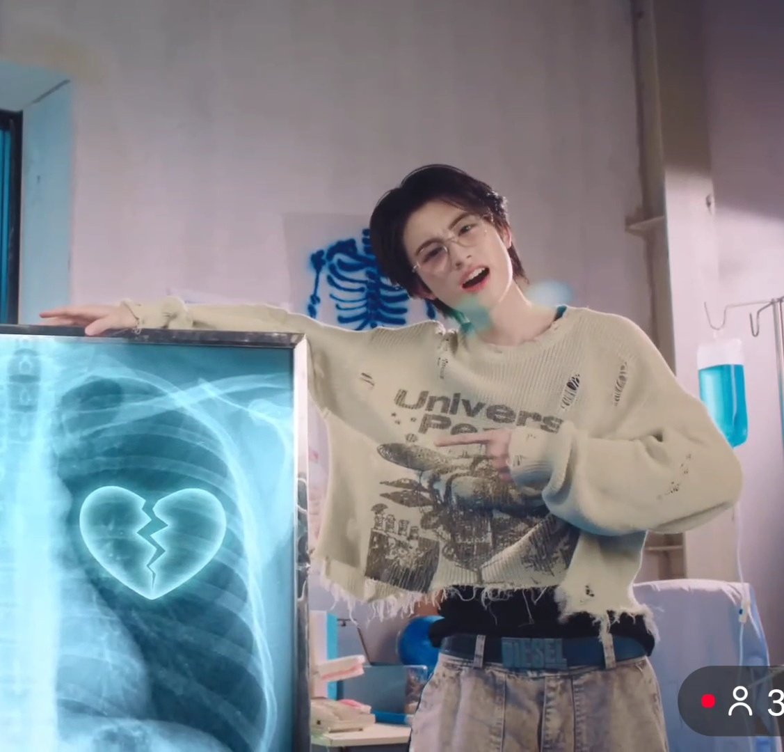 แล้วเอเอไปเรียนหมอจิงๆด้วย🤣

#BUS_SoBlue_MV
<a href="/aa_ashirakorn/">AA</a> #AAashirakorn