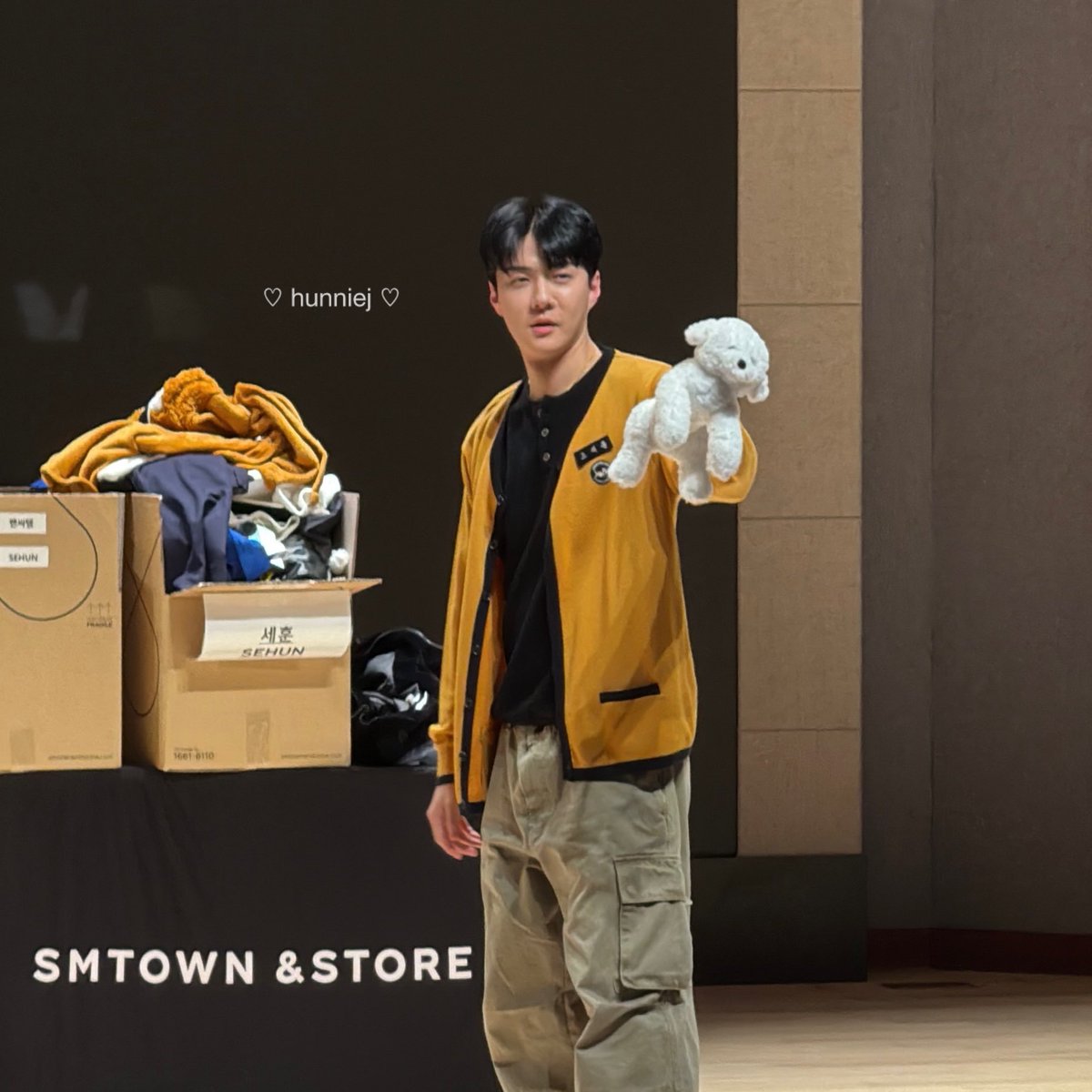 _hunnieJ's tweet image. เซฮุนถือตุ๊กตาวีวี่ที่ให้ㅠㅠㅠㅠㅠㅠㅠㅠㅠㅠ