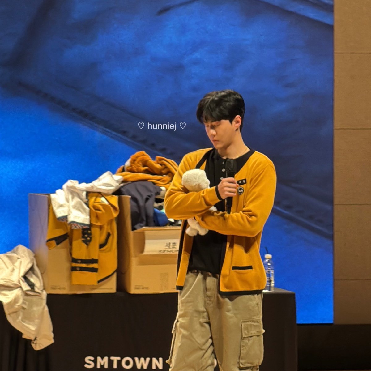 _hunnieJ's tweet image. เซฮุนถือตุ๊กตาวีวี่ที่ให้ㅠㅠㅠㅠㅠㅠㅠㅠㅠㅠ