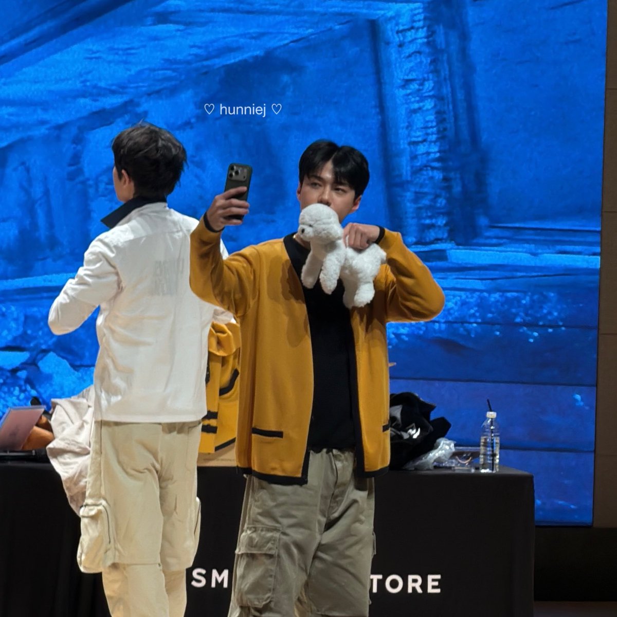 _hunnieJ's tweet image. เซฮุนถือตุ๊กตาวีวี่ที่ให้ㅠㅠㅠㅠㅠㅠㅠㅠㅠㅠ