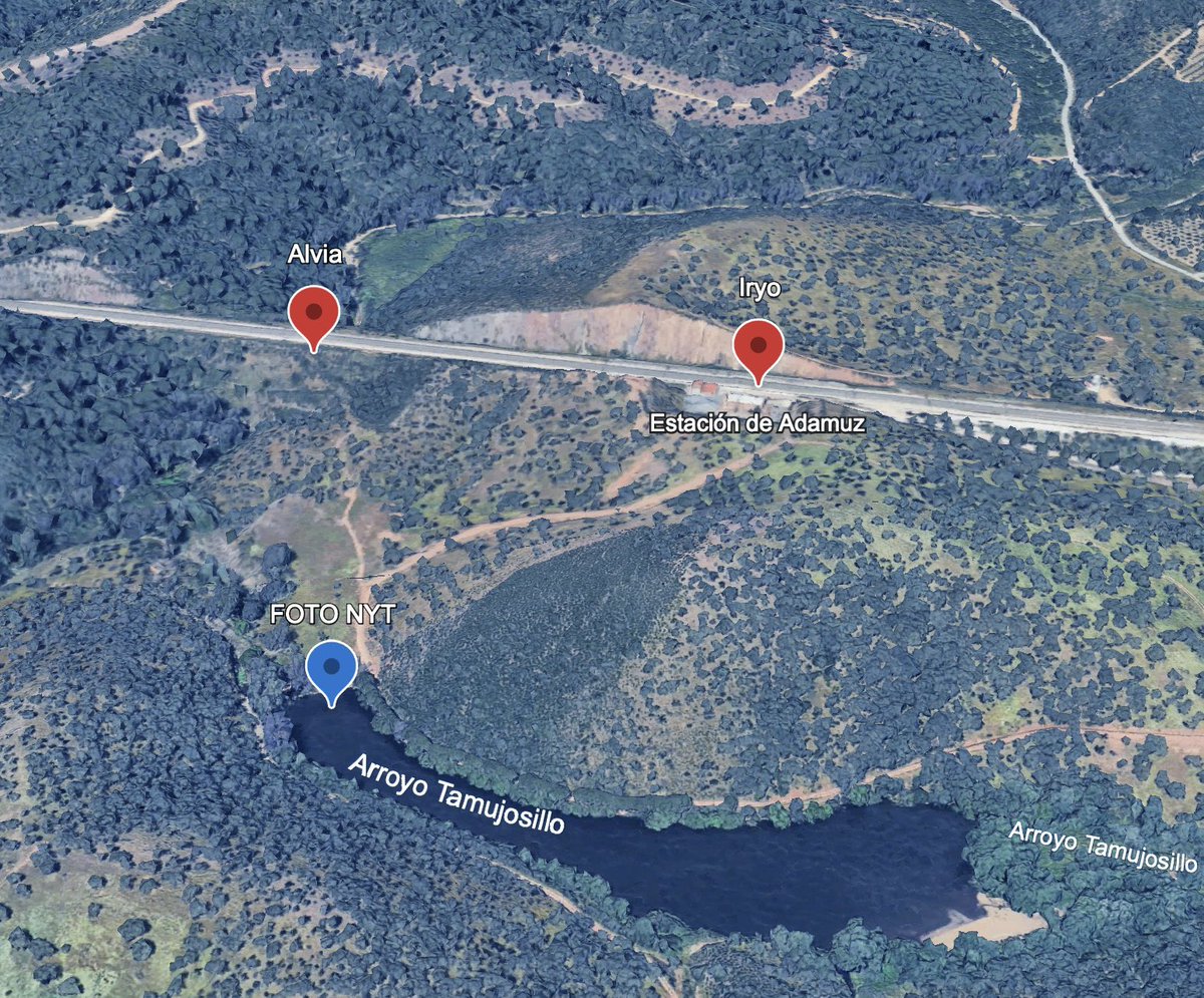 Talaverano78's tweet photo. De locos, un periodista del New York Times ha encontrado en un arroyo una pieza de unos de los trenes (no es un tornillito).  La zona no estaba señalizada ni acordonada por los investigadores.

Ridículo internacional. https://t.co/nDDzORDcAs
