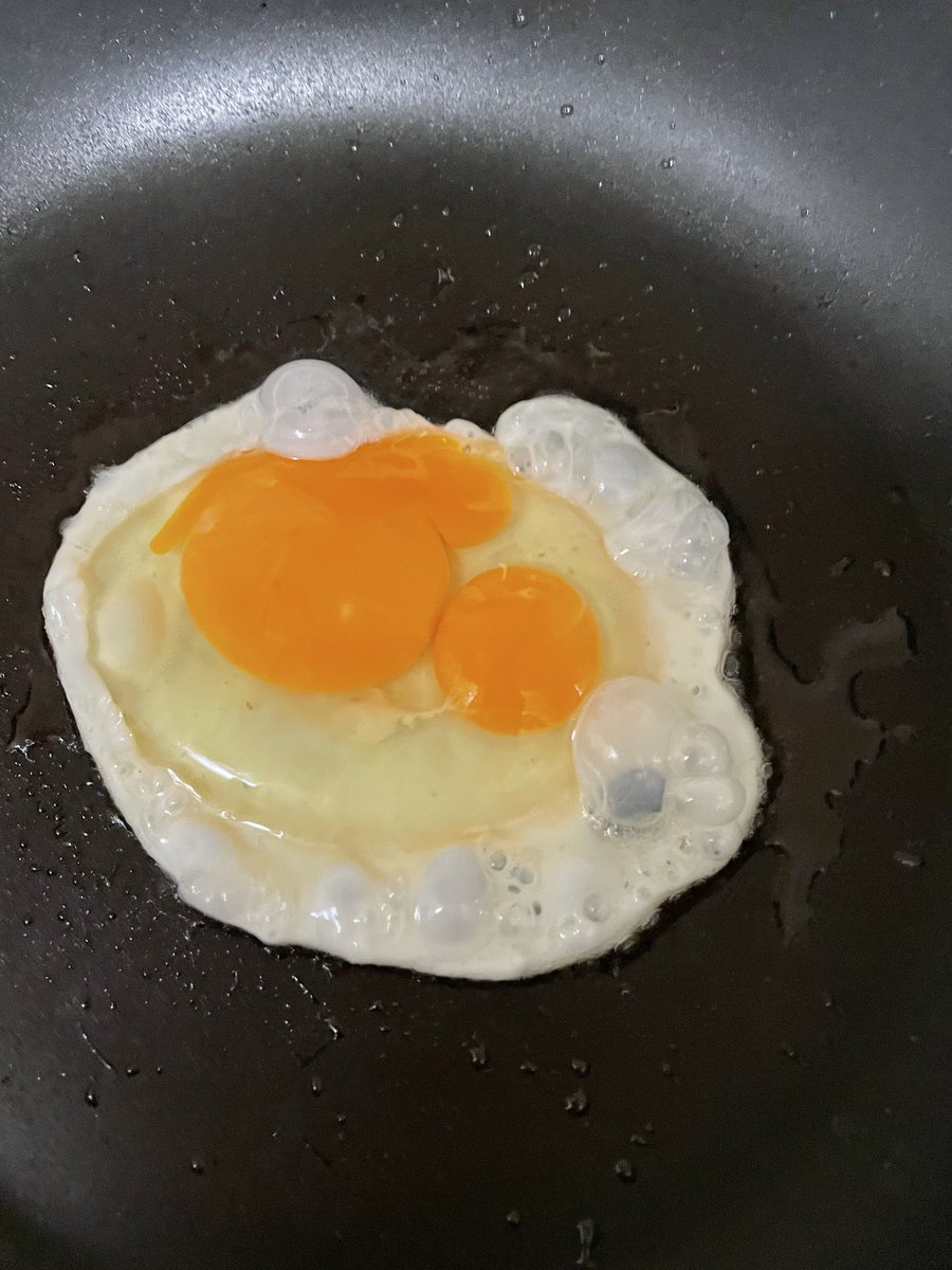 炒飯作ろうとして卵割ったら黄身が二つ入ってて、思わず叫んじゃった！！！
やっぱり運がいい！