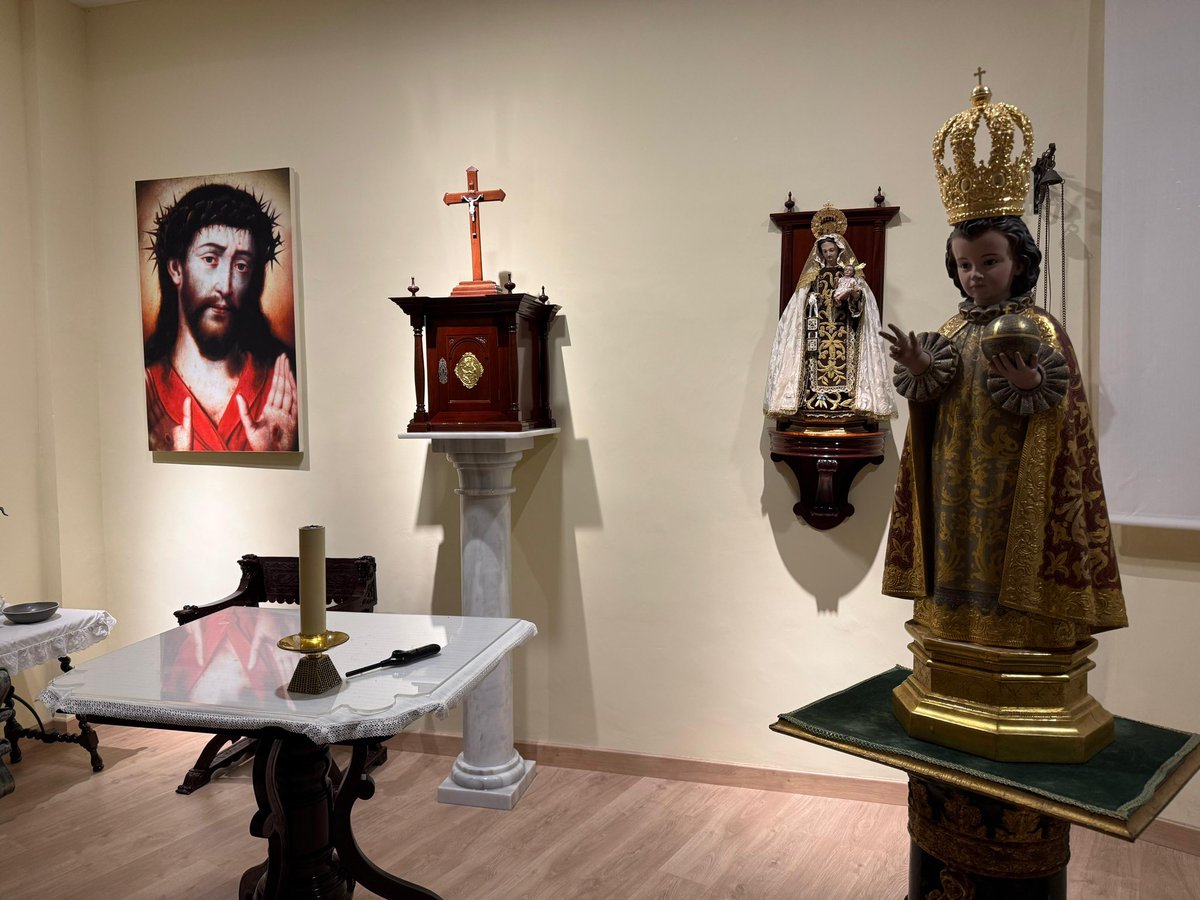 La imagen del Milagroso Niño Jesús de Praga en el oratorio del Colegio Liceo Sagrado Corazón en las vísperas de triduo en su honor para que los alumnos más jóvenes conozcan su imagen e historia.