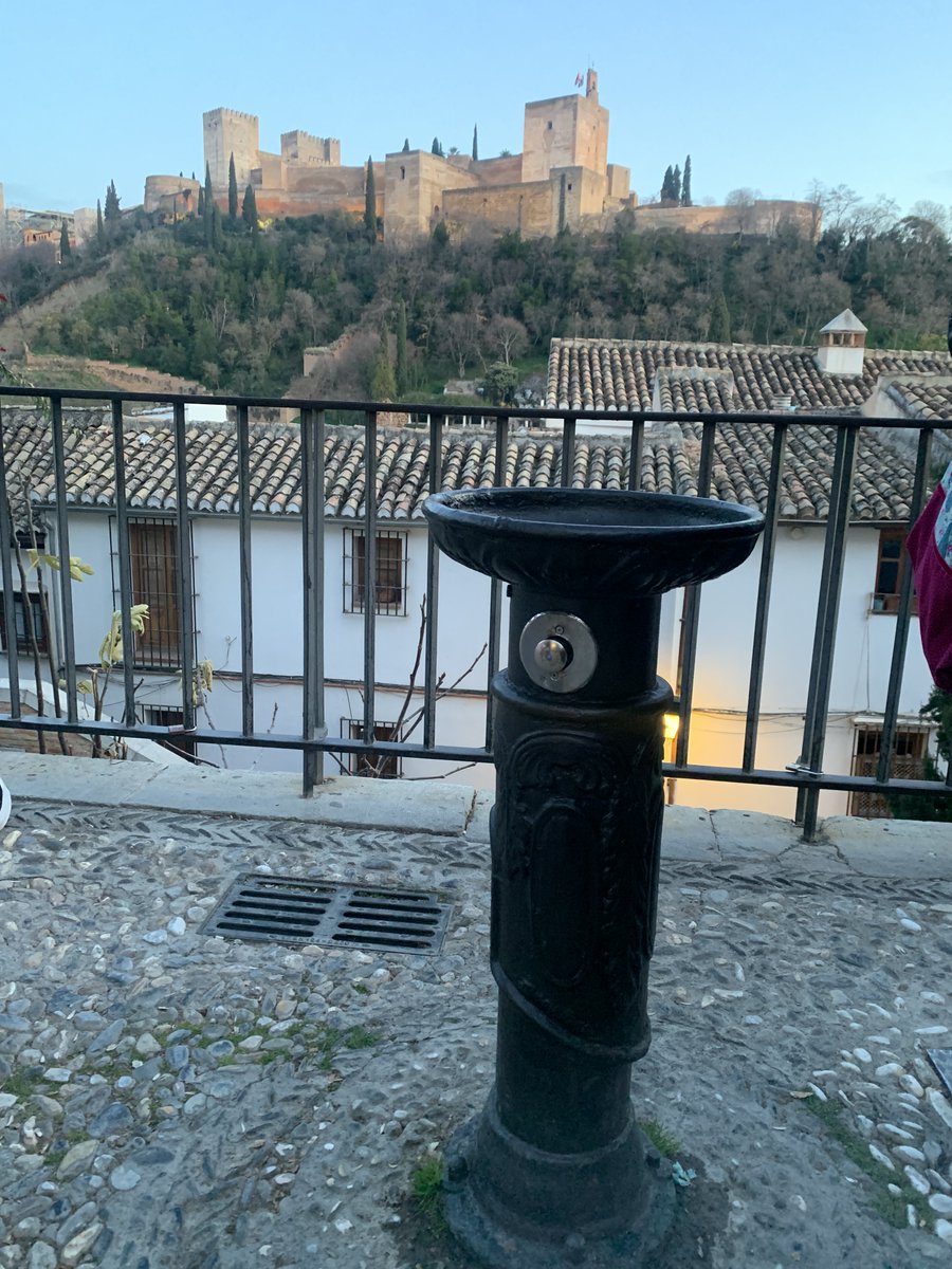 El agua tiene un significado muy especial en Granada y sus Fuentes, Pilares y Bebederos son parte de su historia y cultura, convirtiéndose en una seña de identidad para la ciudad. 
⛲Emasagra gestiona 146 fuentes ornamentales, 47 pilares y 344 bebederos 
#EmasagraContigo