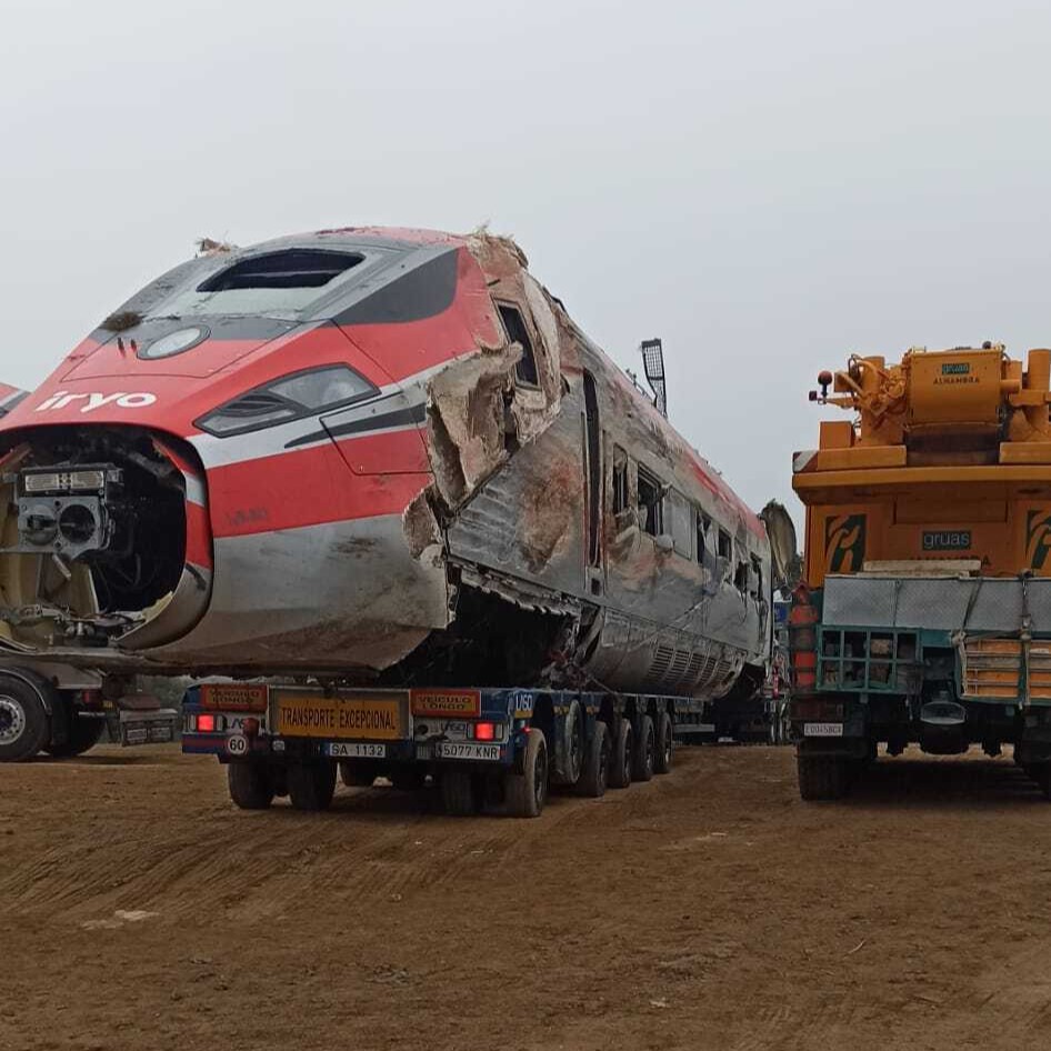 La cabina del Iryo accidentado en Adamuz (Córdoba) ya ha sido retirado de las vías y subida en una góndola, mientras los vagones del Alvia están siendo desguazados in situ.

Esto cada vez apesta más.
