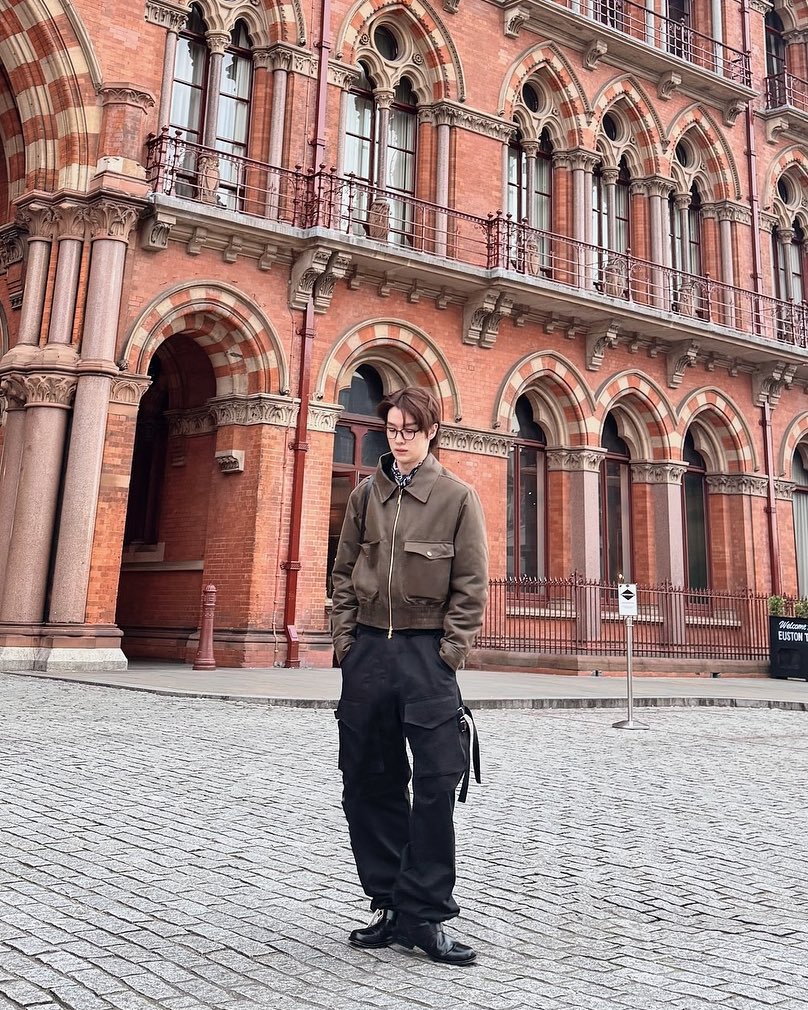 sungchan_010913's tweet image. 성찬님 꾸밈농도 짙던 얕던 사복에 꾸준히 구두 신는거 호감