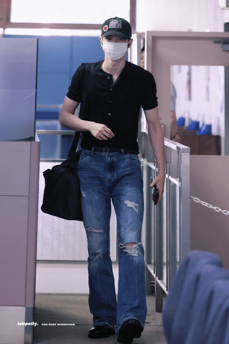 sungchan_010913's tweet image. 성찬님 꾸밈농도 짙던 얕던 사복에 꾸준히 구두 신는거 호감