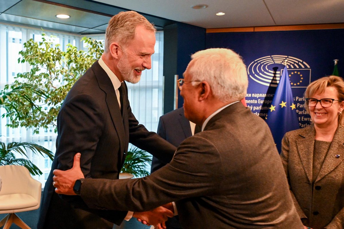 eucopresident's tweet photo. Hoje comemoramos o 40.º aniversário da adesão de Espanha e de Portugal à Europa. O que celebramos hoje verdadeiramente é a vitória da democracia sobre décadas de ditadura na Península Ibérica; do desenvolvimento sobre a pobreza; e da abertura ao mundo face ao isolamento.

O que celebramos hoje não é apenas o sucesso de Portugal e de Espanha, mas o sucesso da Europa. E reafirmamos, uma vez mais, o nosso compromisso com todos aqueles que olham para uma futura adesão à UE.