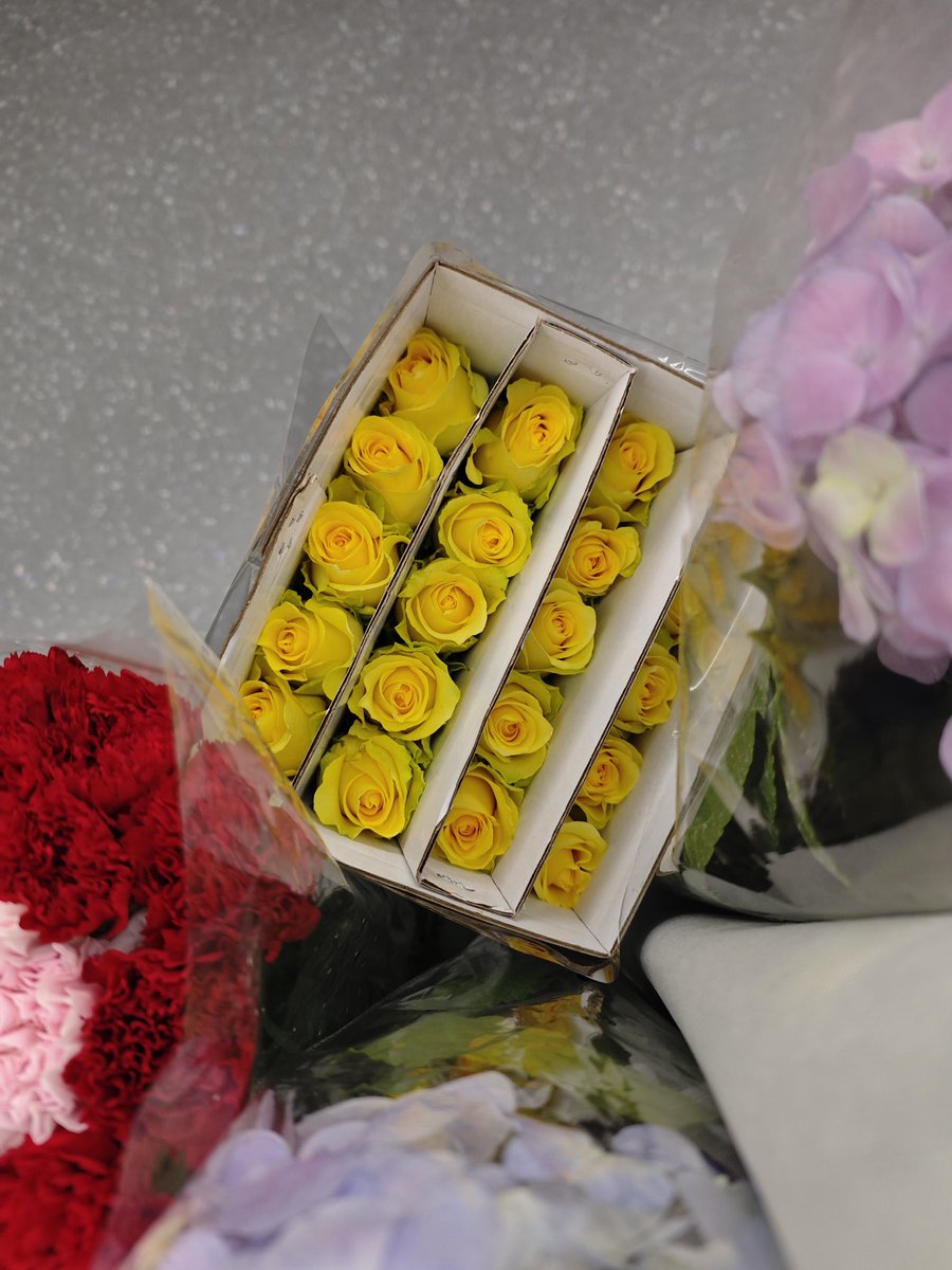 Runfurthermore's tweet image. 今夜、花屋の前を通りかかり、家に帰ったら自分で生けるための花をいくつか買いました