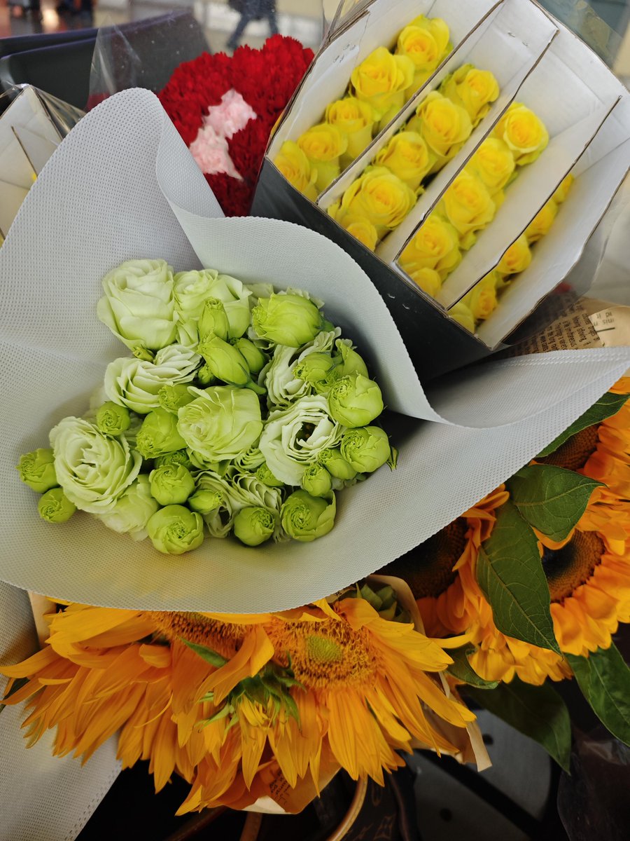 Runfurthermore's tweet image. 今夜、花屋の前を通りかかり、家に帰ったら自分で生けるための花をいくつか買いました