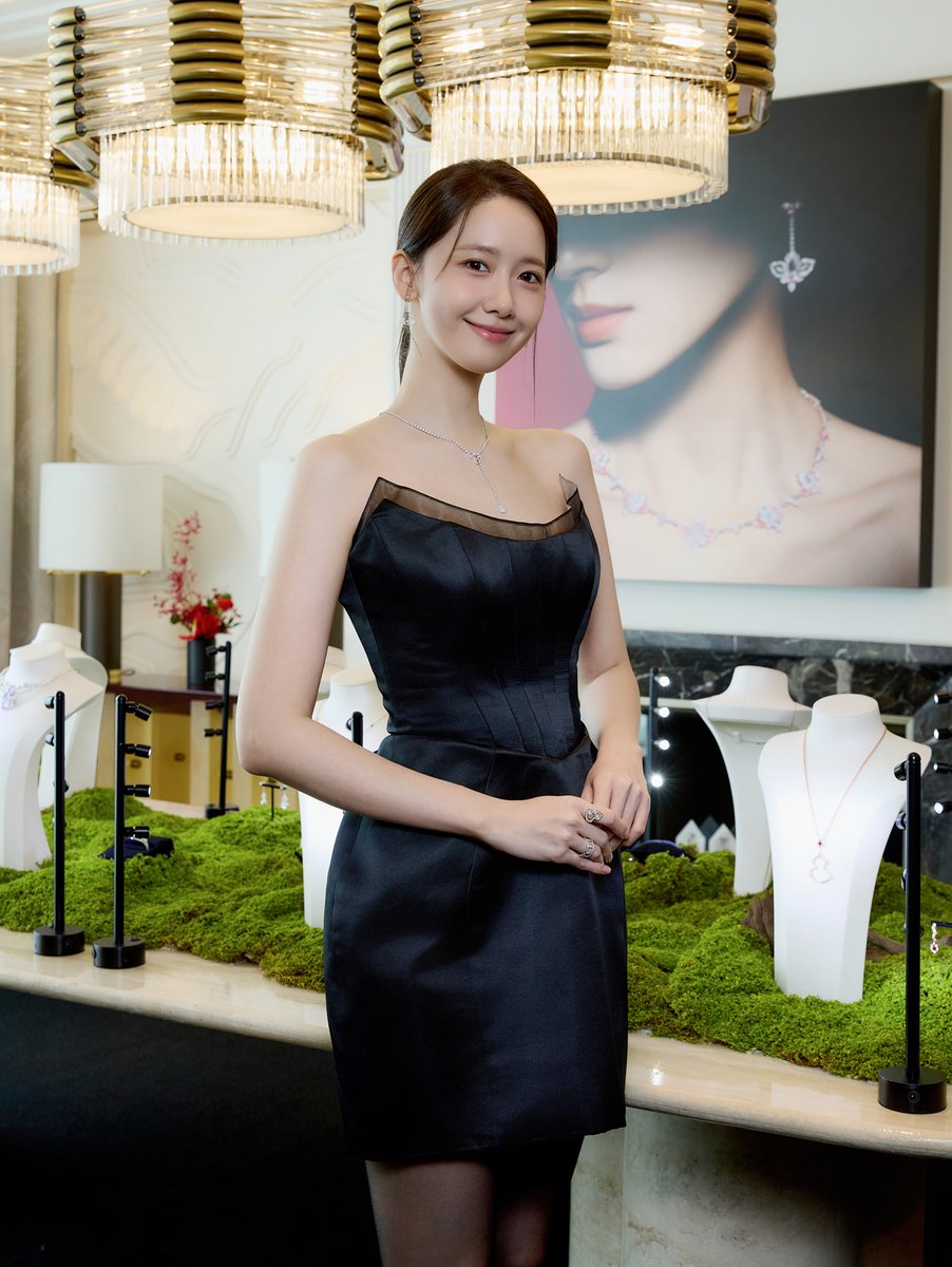 franky___a's tweet image. 251123 YoonA - Qeelin 'Miracle Garden' 🖤
Cr. jaylim1
instagram.com/p/DTxYsNRk7j_
#YoonA #윤아 #임윤아 #LimYoonA