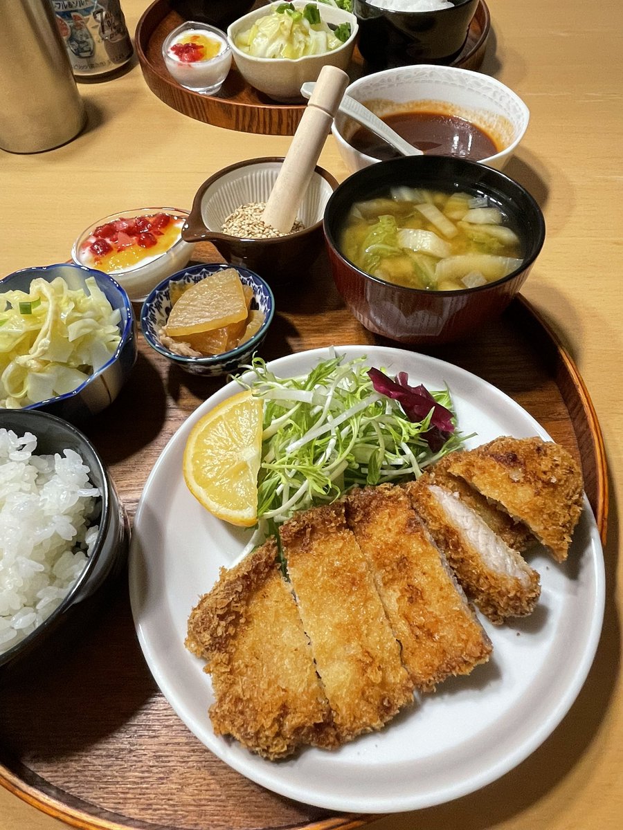 syousinsyuhu's tweet image. 外は吹雪☃❄
冷えきった身体で帰宅した家族を、熱々のとんかつ定食でお出迎え☺️