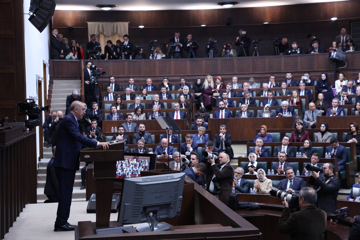 Şunu artık herkes görmeli, anlamalı ve kabullenmelidir: Esas olan bölünme değil, birleşmedir. Esas olan dağılma değil, muhabbetle kucaklaşmadır. 
Esas olan küçük devletçiklere ayrışma değil, birleşerek güç birliği yapmaktır. 

Türkler, Kürtler, Araplar, tarihte olduğu gibi