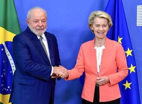f_philippot's tweet image. Attention ENFUMAGE ! ⤵️

Le vote, de justesse, de la saisine de la CJUE sur l’accord Mercosur par le parlement européen à l’instant ne va pas du tout mettre à la poubelle l’accord MERCOSUR ! La FNSEA triomphe mais elle enfume.

En effet :
1. Cette saisine à seulement 10 voix près…