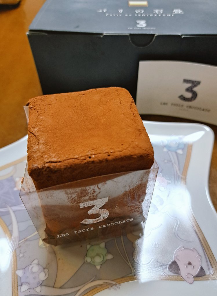 名古屋タカシマヤのアムールで母が2時間ならんで買ってきてくれたパリの石畳。チョコレートショップの博多の石畳が大好きでめちゃくちゃ食べたかったので食べれて嬉しい🥰