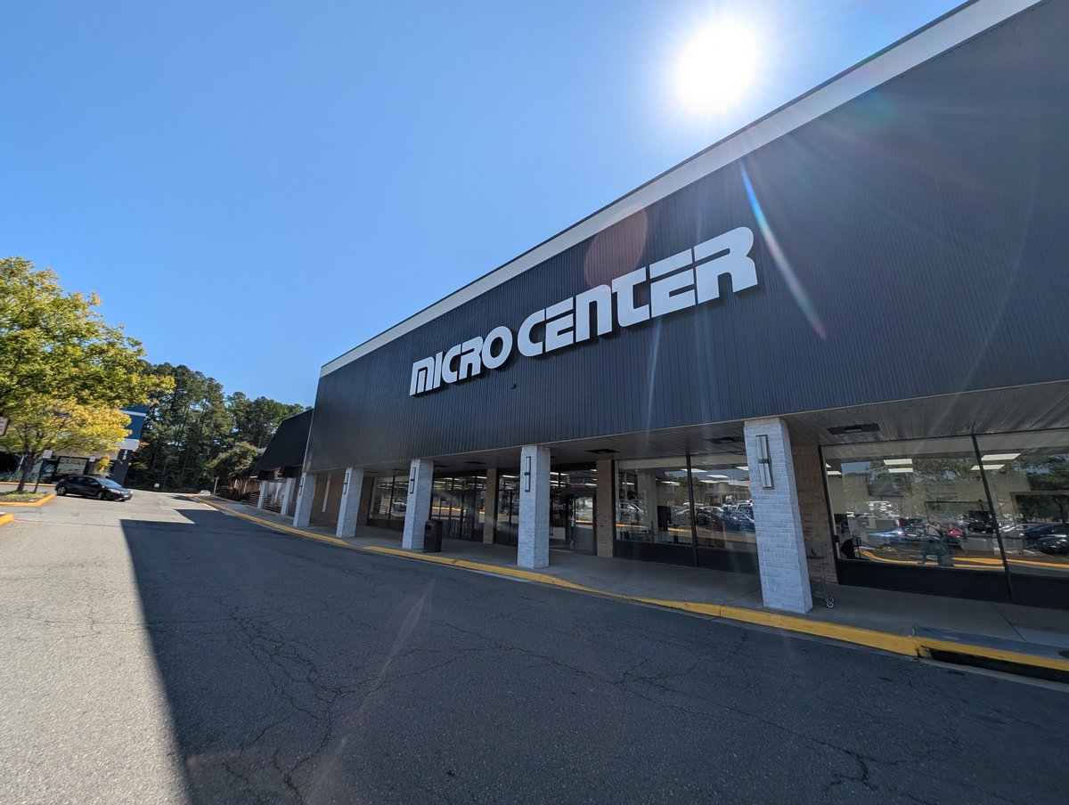 ff3dprinters's tweet image. Seeing is believing! Flashforge AD5X has been on the shelf at Micro Center since September. If you want to see it in action, this is your sign  Head to Micro Center, check it out up close, and experience it for yourself. #flashforge #microcenter #3dprinter #AD5X