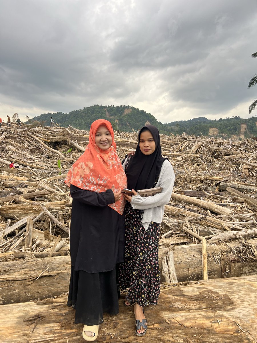Suatu saat akan menjadi kenangan pernah berpose di hamparan Gelondongan kayu Ilegal, yang tergerus oleh Banjir bandang Aceh. Dan menghantam ribuan rumah di Aceh Tamiang #banjirbandangaceh