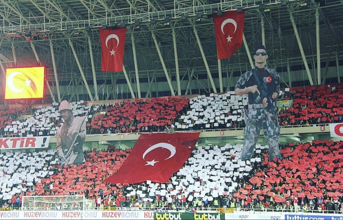 Ey şimdi süzgün, rüzgârlarda dalgalı;
Barışın güvercini, savaşın kartalı
Yüksek yerlerde açan çiçeğim.
Senin altında doğdum.
Senin dibinde öleceğim.
<a href="/Erzurumspor/">Erzurumspor FK</a>