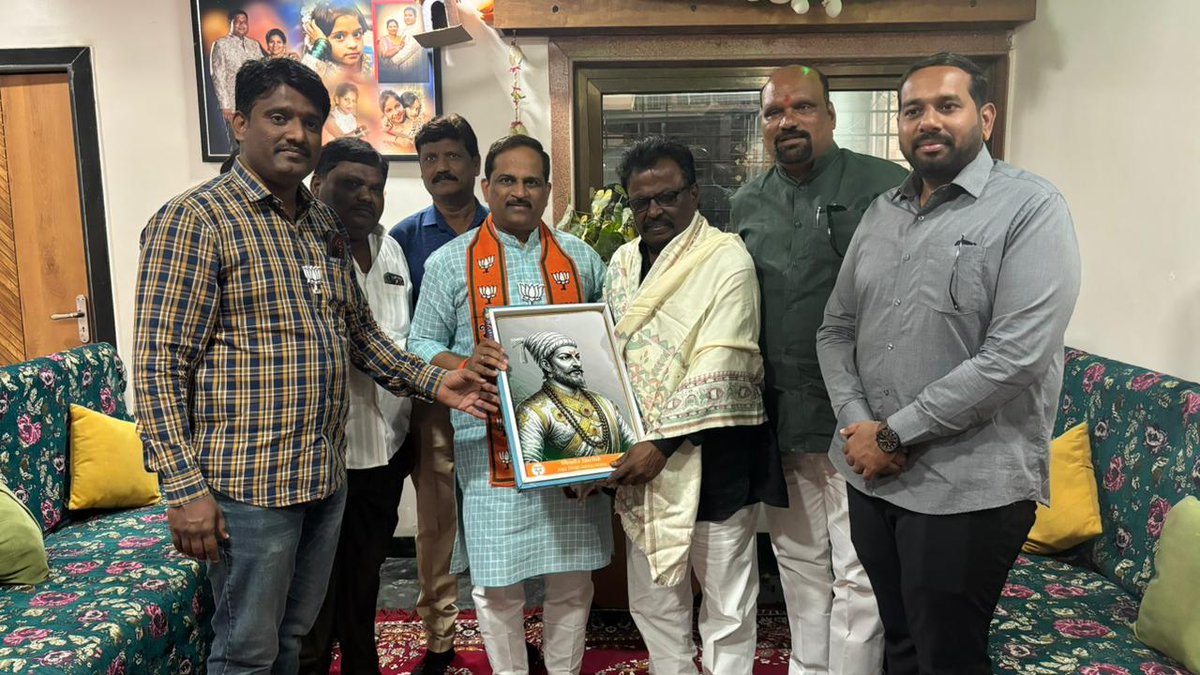 KishorShitole8's tweet photo. प्रभाग क्रमांक 29 निवडणुकीतील उमेदवार
श्री. भगवान गायकवाड यांच्या निवासस्थानी जाऊन त्यांच्याशी आणि परिवाराशी चर्चा केली. यावेळी मंडळ अध्यक्ष श्री. ऋषिकेश भालेराव, श्री. धुराजी साबळे, श्री. विशाल थोरात यांच्यासह मंडळीची सोबत होती.
#Ward29 #छत्रपतीसंभाजीनगर #BJPLeader #Greatbhet https://t.co/pzopZLxxcl