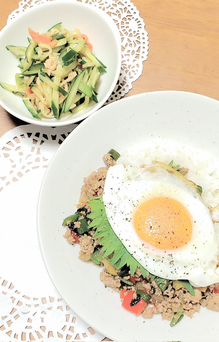 1127timeleSZ's tweet photo. kit Oisix デイリー

大葉で作る！
彩り野菜のガパオライス

と

切干大根ときゅうりの
ソムタム風サラダ

自分で材料揃えたり食べに行ったりすることを考えたら楽だし安くつくかなと思う

あじ竜田と根菜の黒ごま甘辛炒めも美味しかった

しばらくは定期購入する予定

#Oisix
#佐藤勝利 https://t.co/jNF64e1Wtp