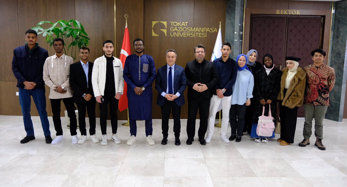 profdrfatihylmz's tweet photo. 🌍📘 Yunus Emre Enstitüsü iş birliğiyle yürüttüğümüz Türkçe Yaz Okulu kapsamında hazırlanan bülten, TÖMER tarafından Yurtdışı Türkler ve Akraba Topluluklar Başkanlığı (YTB) bursiyerleriyle birlikte makamımızda takdim edildi.

Uluslararası öğrencilerimizin Tokat’ta yaşadıkları deneyimleri, Türkçe öğrenme süreçlerini ve kültürel etkileşimlerini yansıtan bu kıymetli çalışma vesilesiyle misafirlerimizi ağırlamaktan memnuniyet duydum. Emeği geçen tüm akademik ve idari personelimize teşekkür ediyorum.

#TokatGaziosmanpaşaÜniversitesi