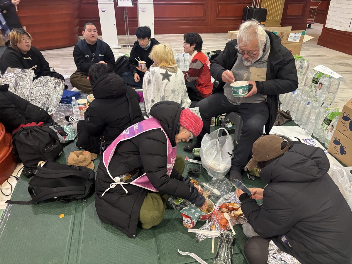 sserjuns's tweet image. 민주노총은 지금 어디있습니까
지금 민주노총이 있을곳은 바로 이곳 세종호텔 로비입니다
민주노총은 세종호텔 로비에서 중집을 열고 로비연좌에 동참허여 주시길 바랍니다
지난겨울 내란광장 민주노총이 보낸 초대장에 화답한 광장의 말벌동지들이 지금 세종호텔에서 민주노총을 기다리고 있습니다.